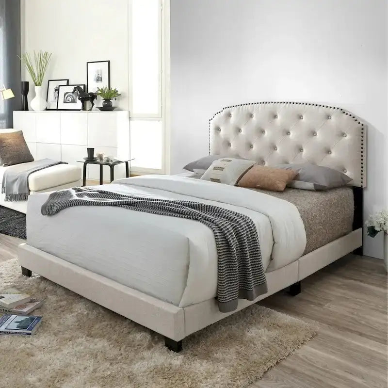 Letto matrimoniale in tessuto beige con bottoni e finiture con borchie nere, 1 persona