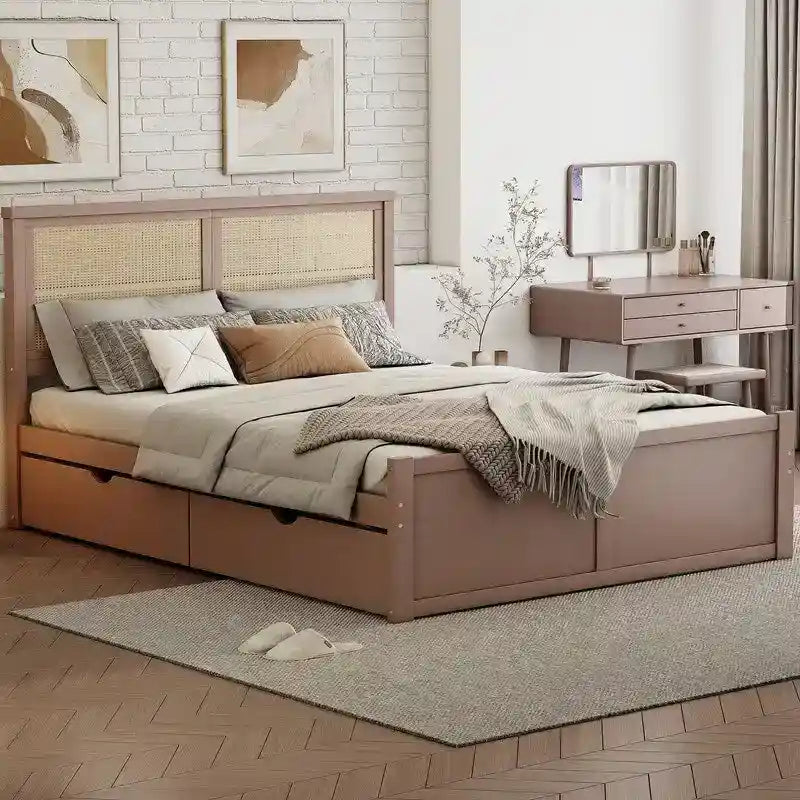 Letto matrimoniale anticato Natural/Espresso con piattaforma e 4 cassetti, testiera in rattan