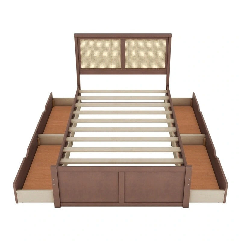 Letto matrimoniale anticato Natural/Espresso con piattaforma e 4 cassetti, testiera in rattan
